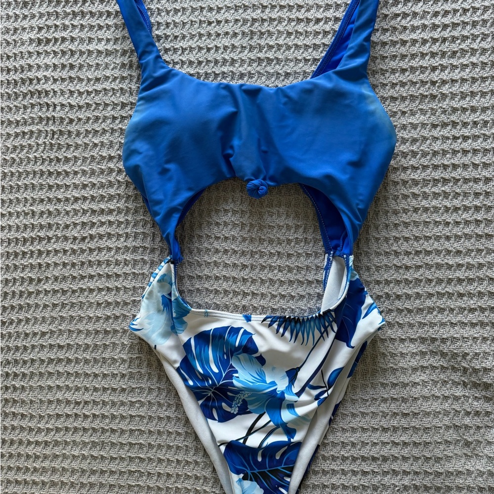 Cutout One Piece Bathing Suit | Size: S